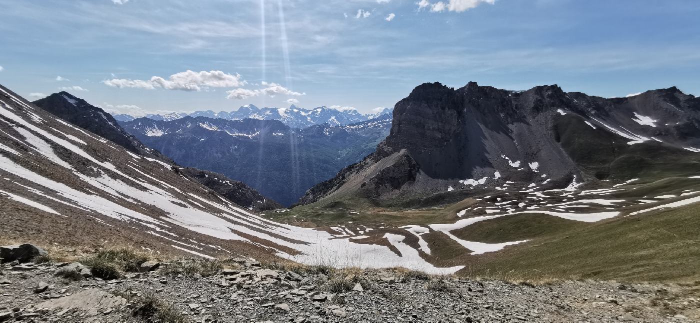 Descente en théâtre vers une muraille de pierre et une brèche dans le vide