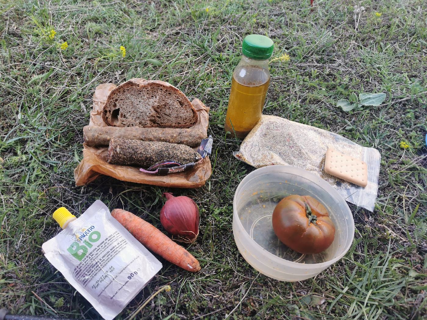 Repas du midi: saucisson, salade-taboulé, biscuit, compote...