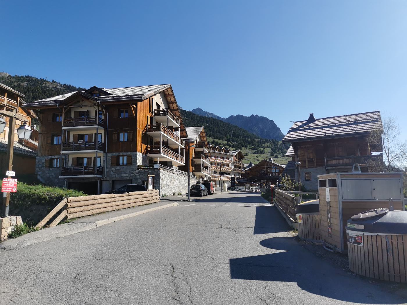 Même en prenant une rue parallèle, la ville me semble décalé dans mon périple 'nature'