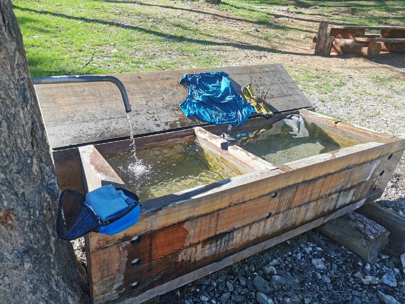 Lessive dans le lavoir en bois