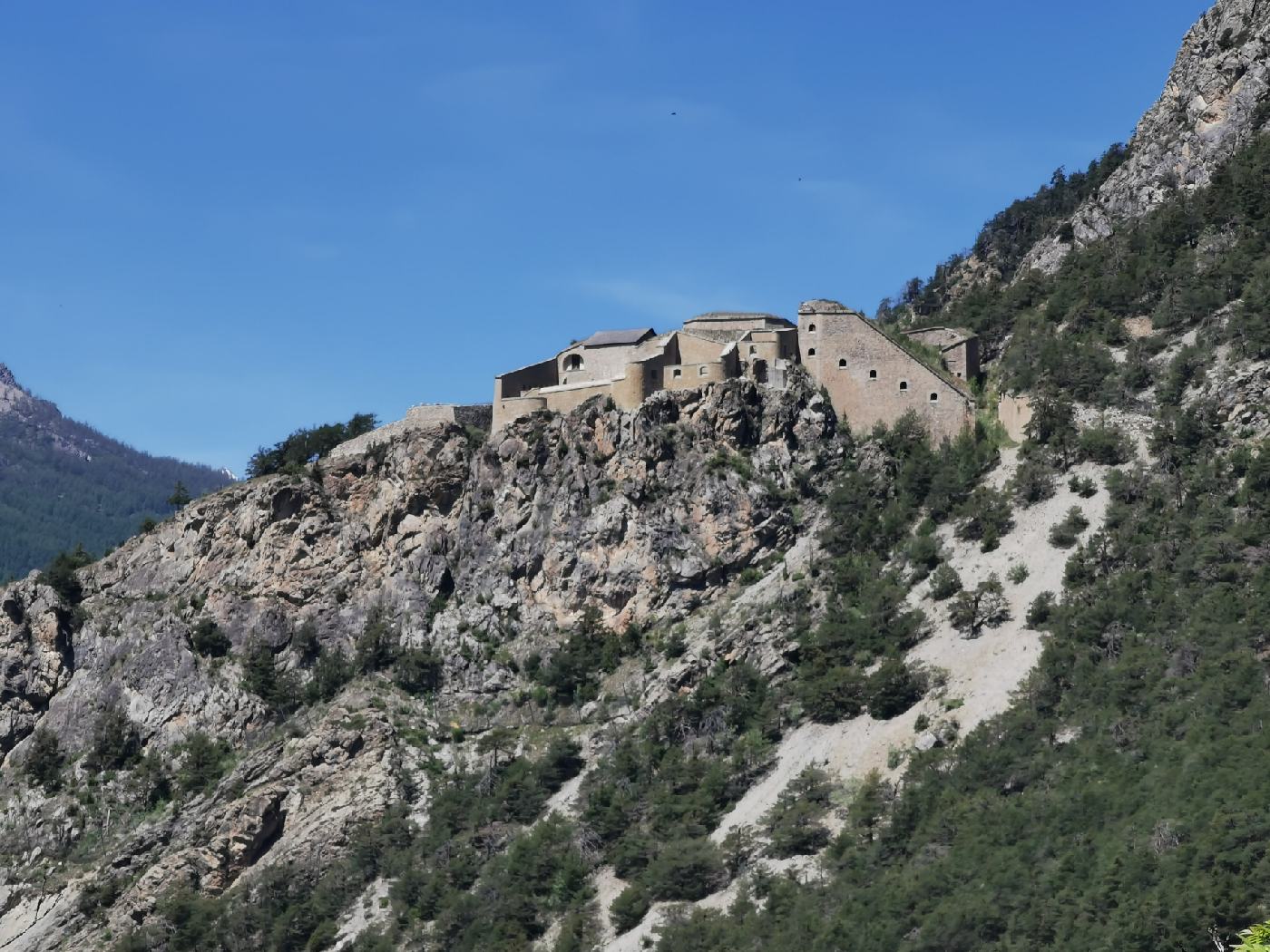 Un des fort surplombant la vallée, frontière avec l'Italie