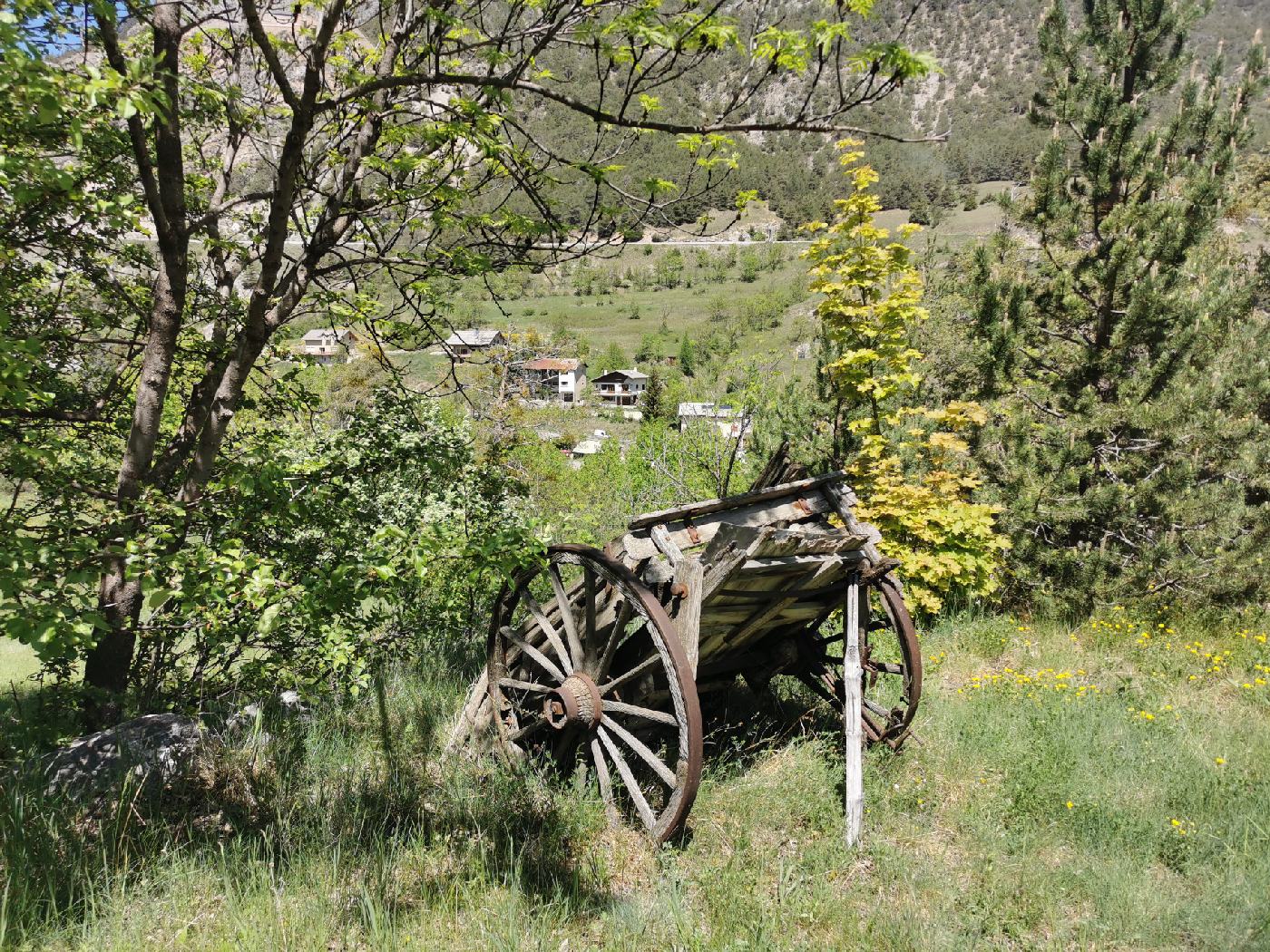 Vieille roulotte en bois