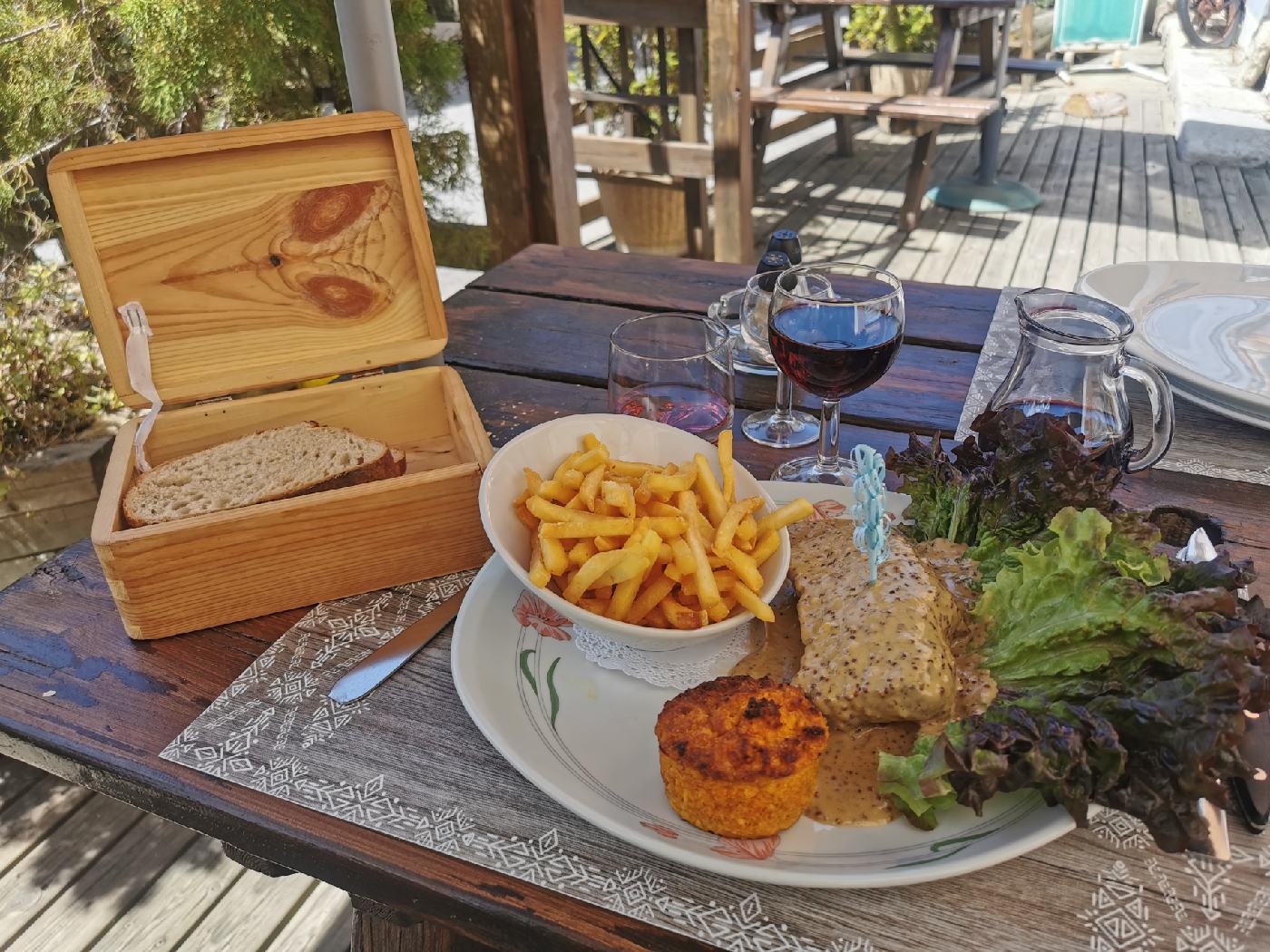 Un pavé de bœuf sauce champignon et moutarde