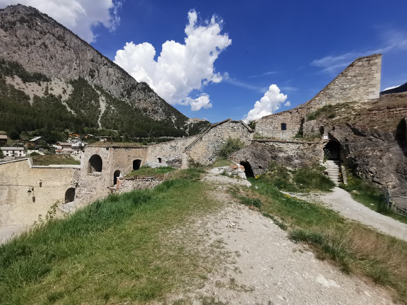 Un talus devant le fort