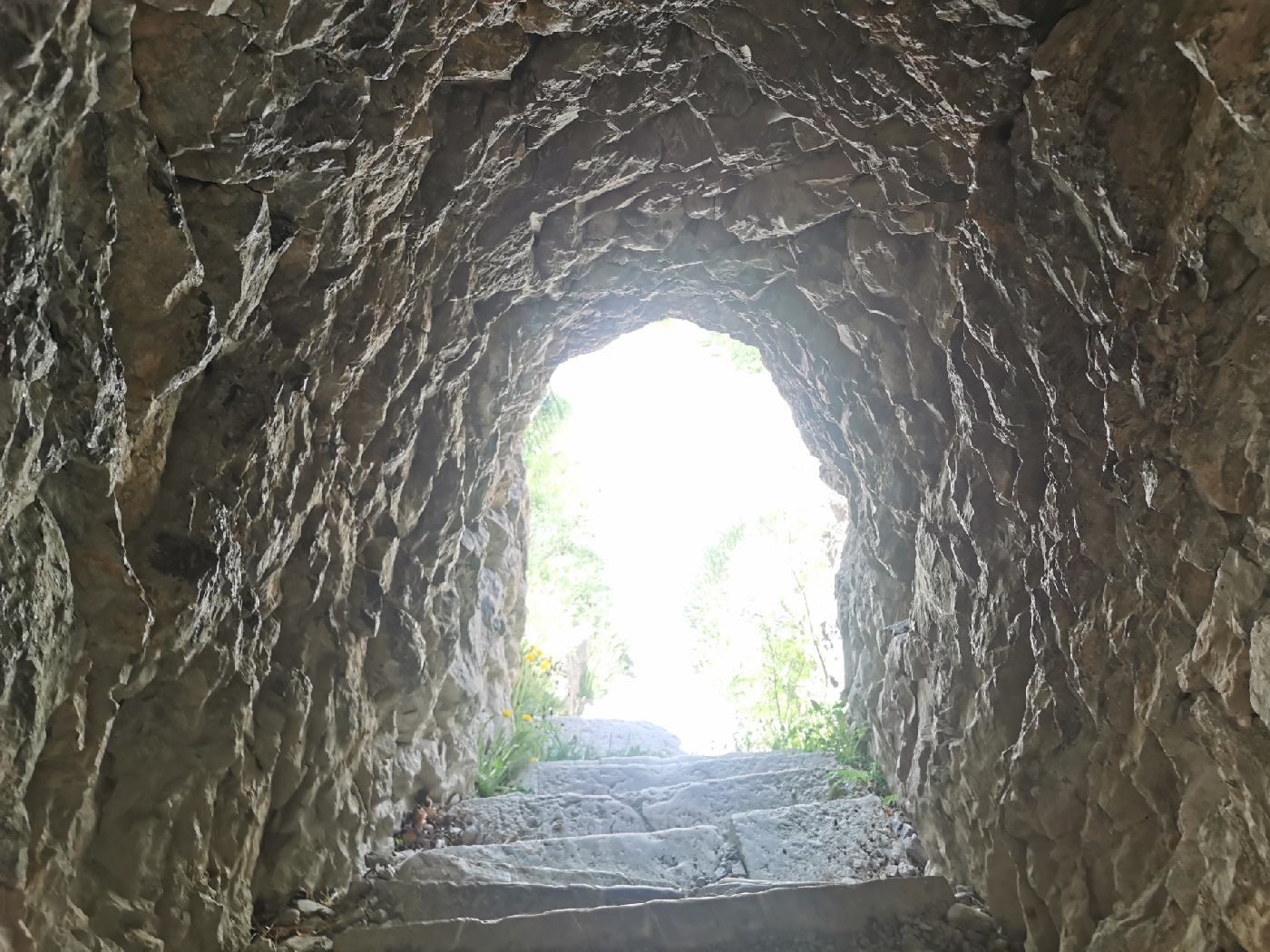 Tunnel en escalier creusé dans la roche