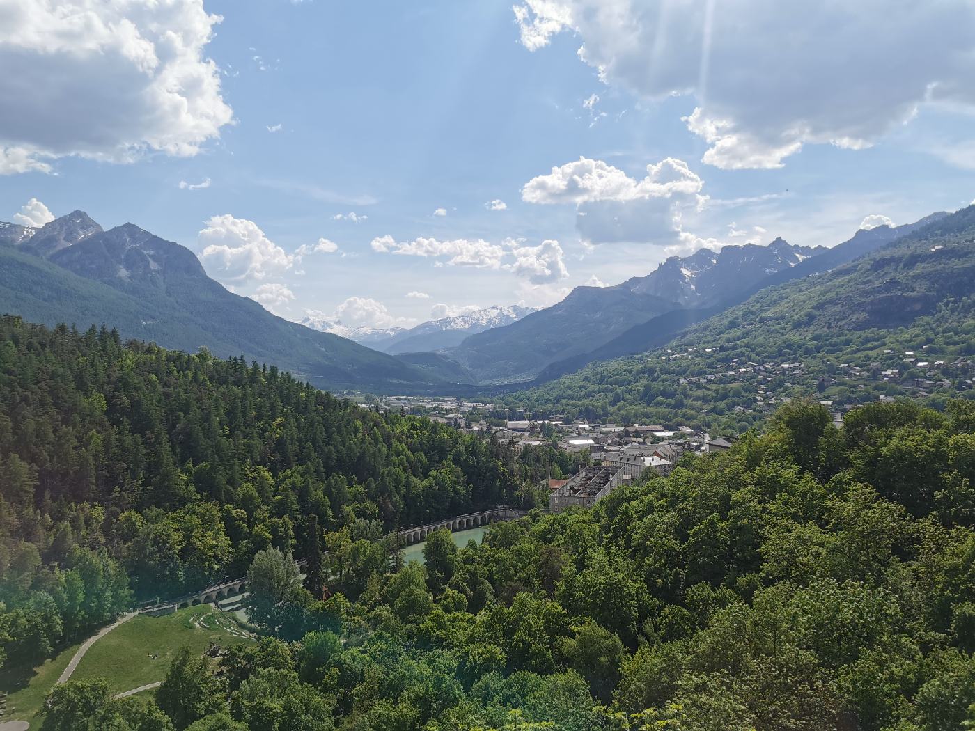 Vue sur la ville basse, plus moderne, au milieux des arbres et du relief