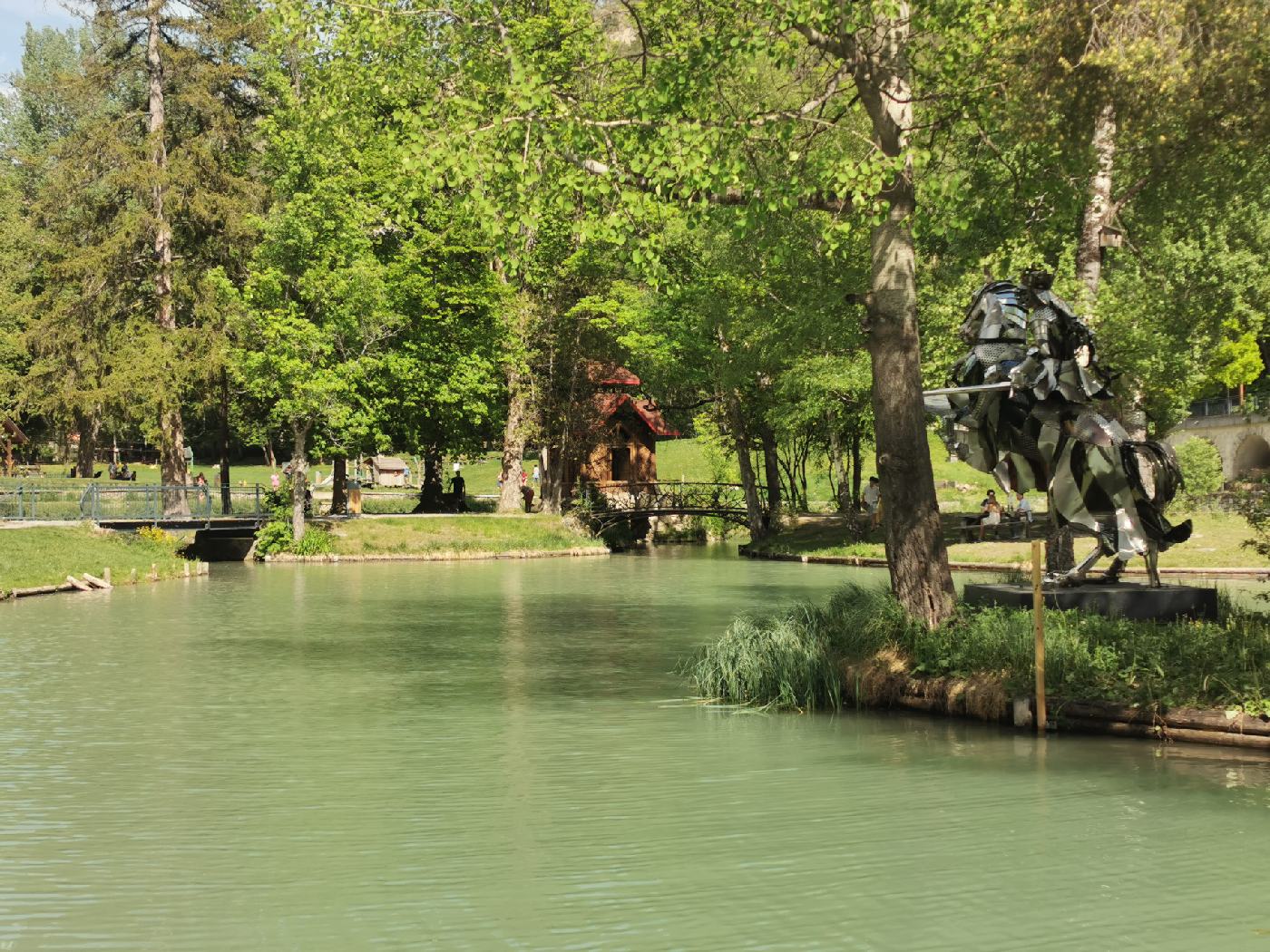 De l'eau, de l'ombre, des sculpture moderne...