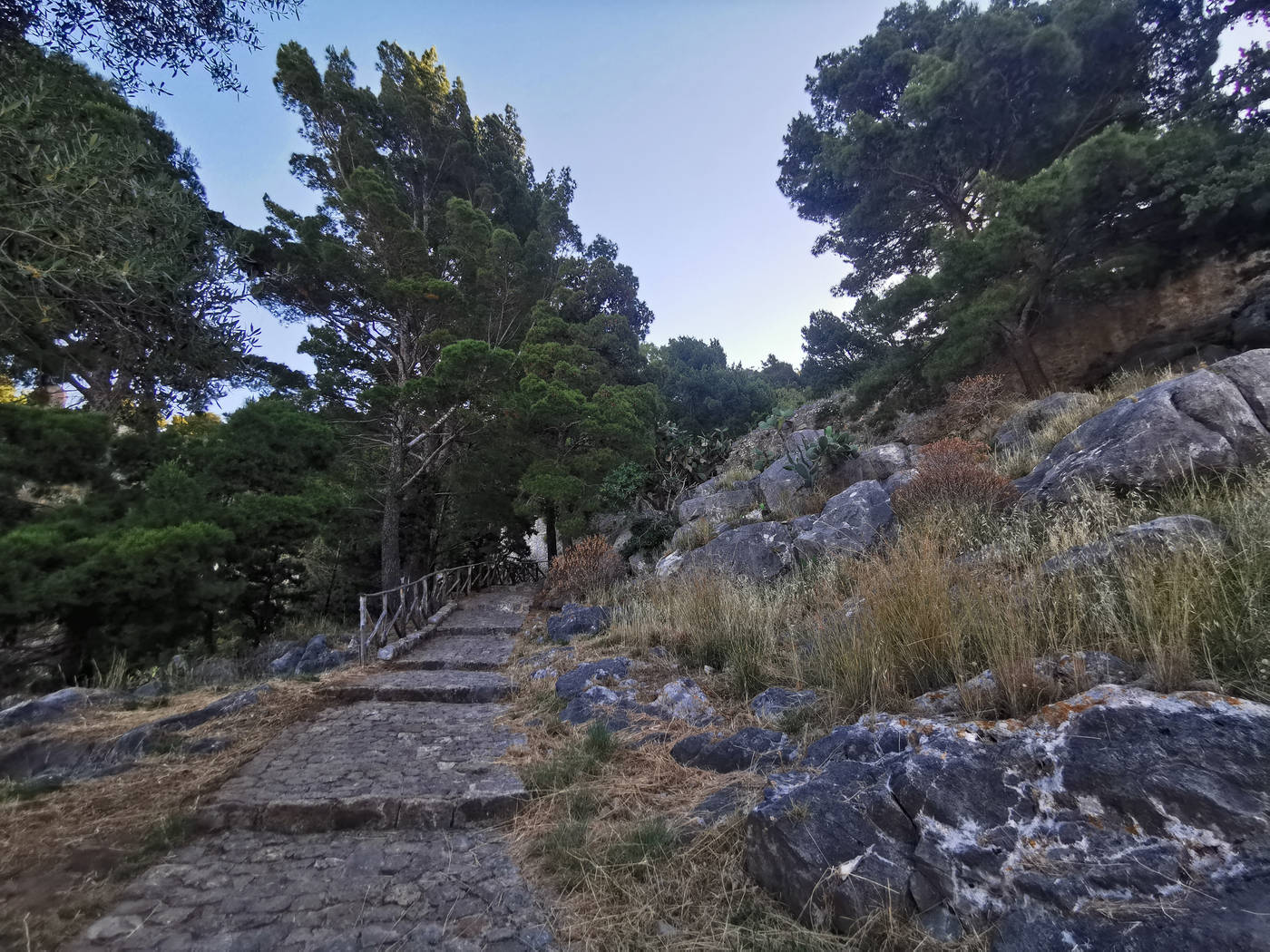 Un chemin pavé