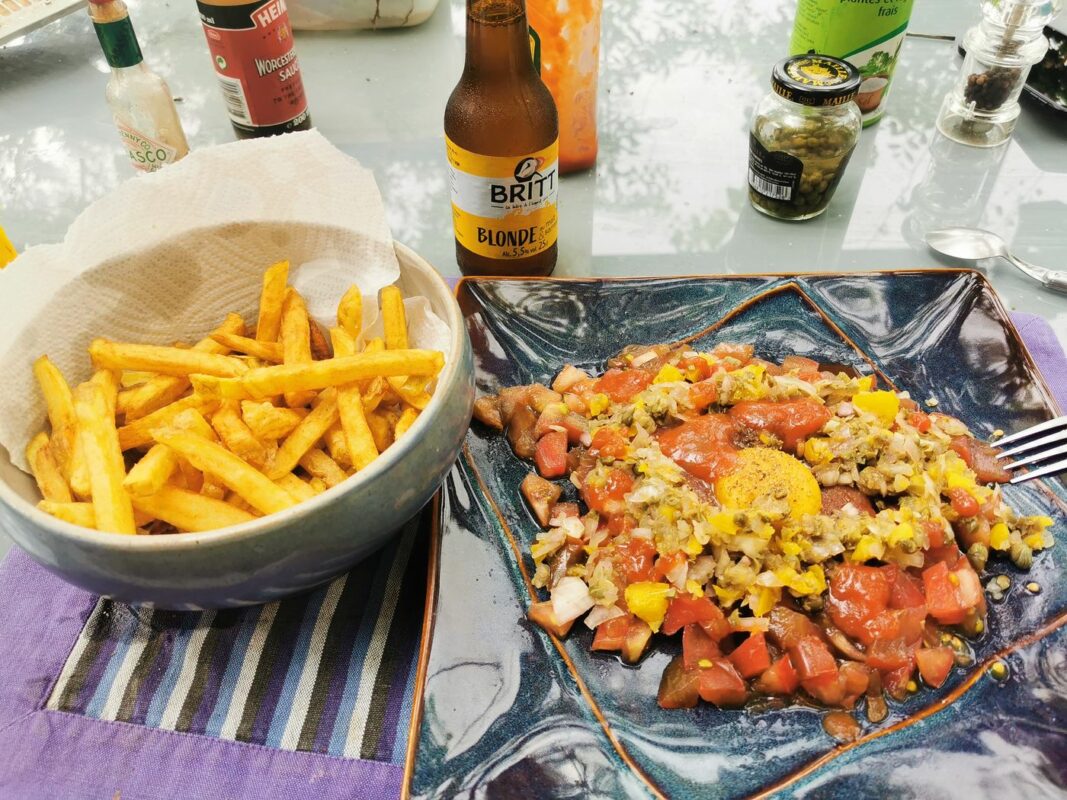 Steak tartare et frites en  terrasse