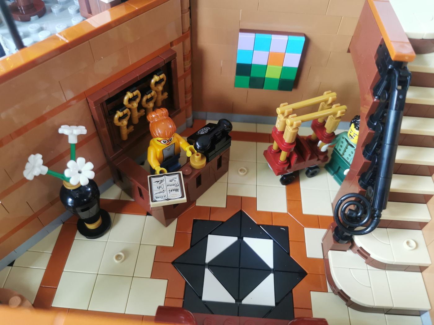 Le carrelage et les tableaux du hall d'entrée