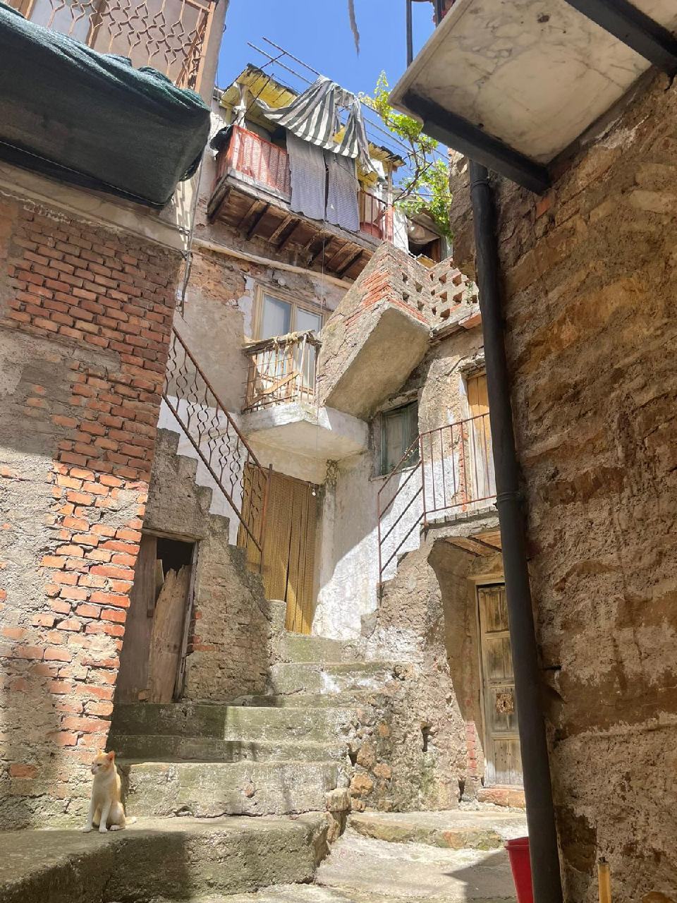 Avec le relief du rocher, les maisons sont très tordu !