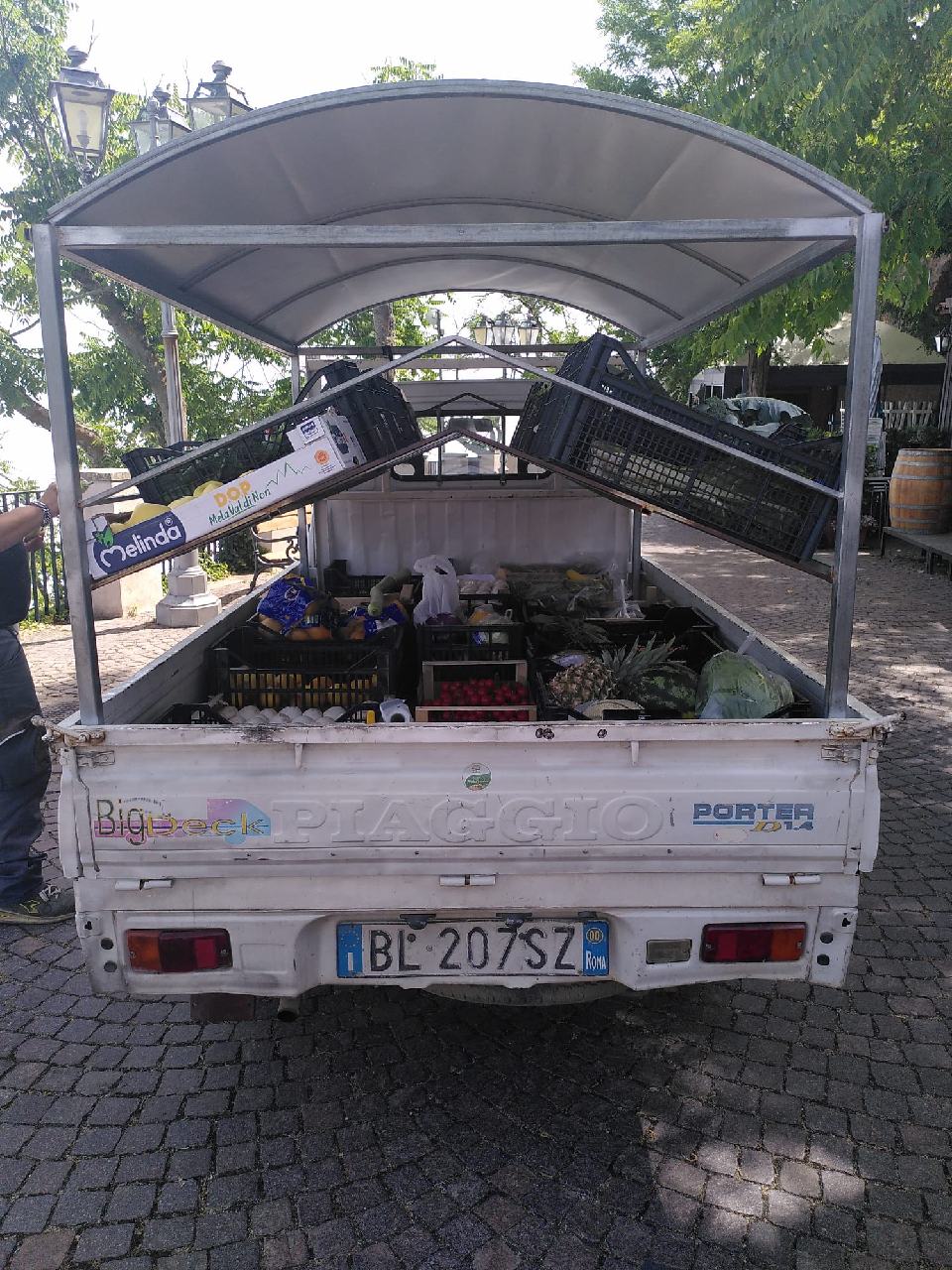 Vente de fruits est légumes en camionnette