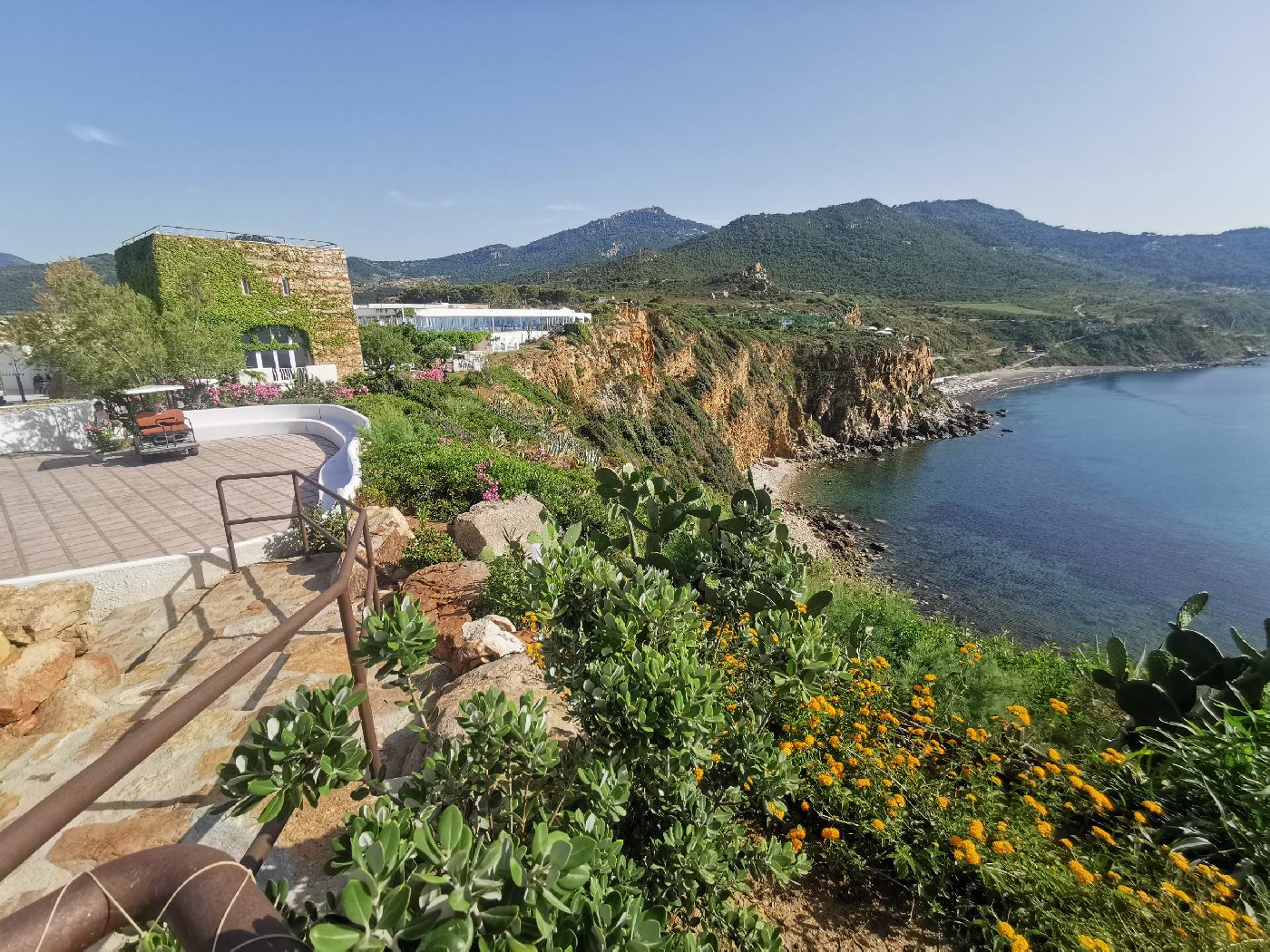 Au dessus de la piscine, le haut de la falaise, vu mer