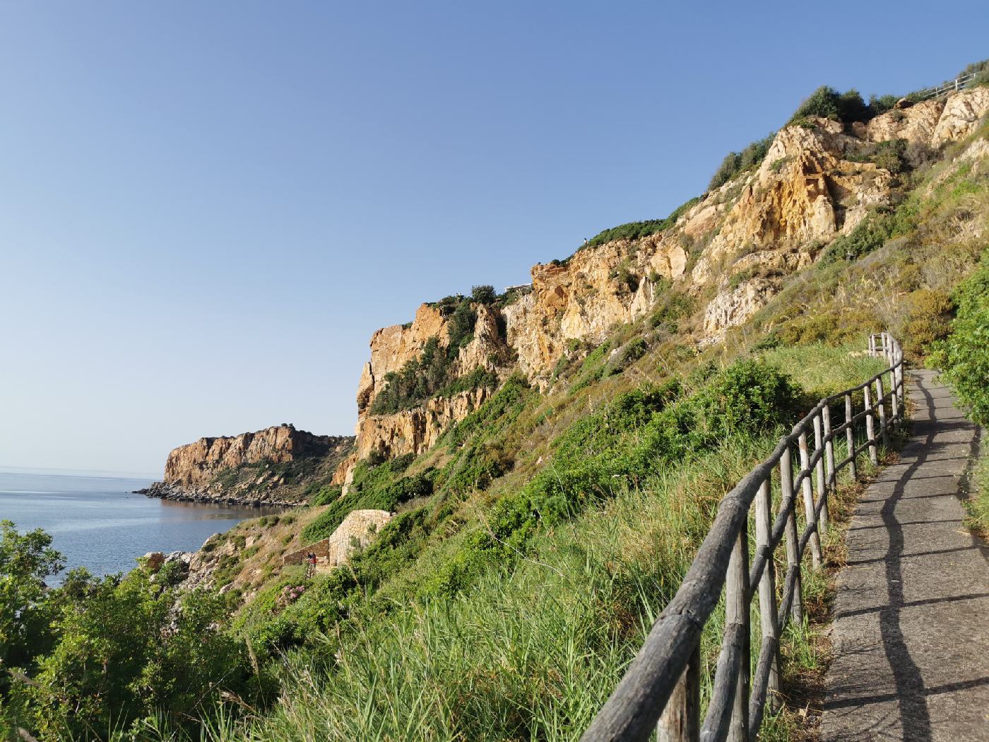 Le sentier qui remonte de la plage