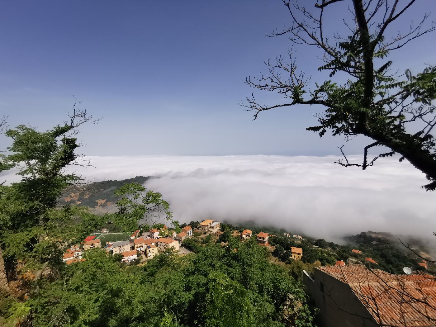 Le village dans les nuages !