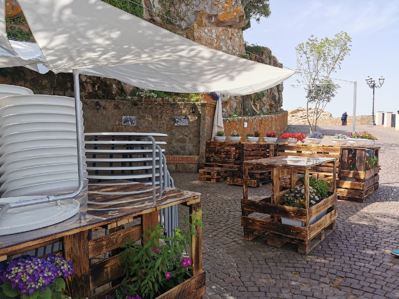 Un bar avec plein de plantes, en mobilier-palettes