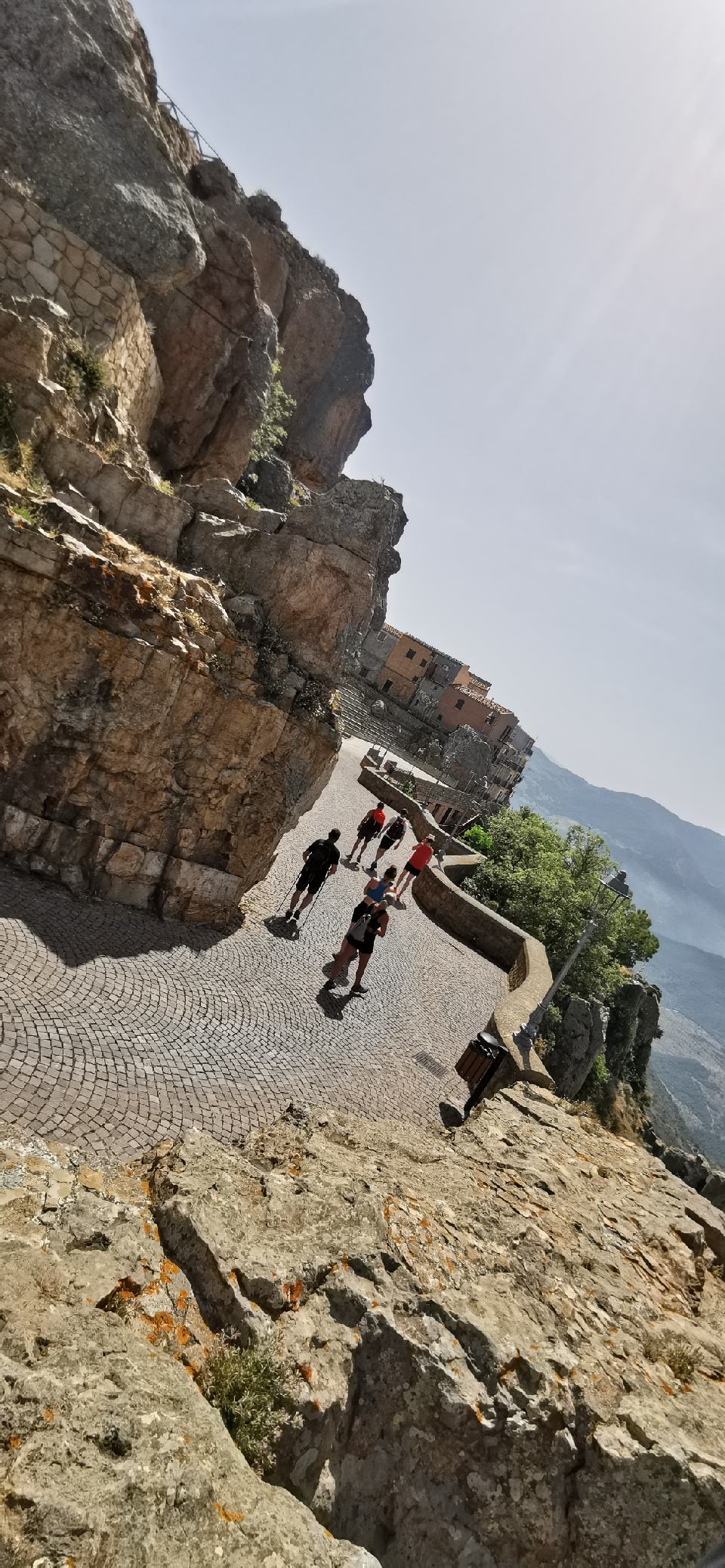 Route sinueuse vers l'ancien château