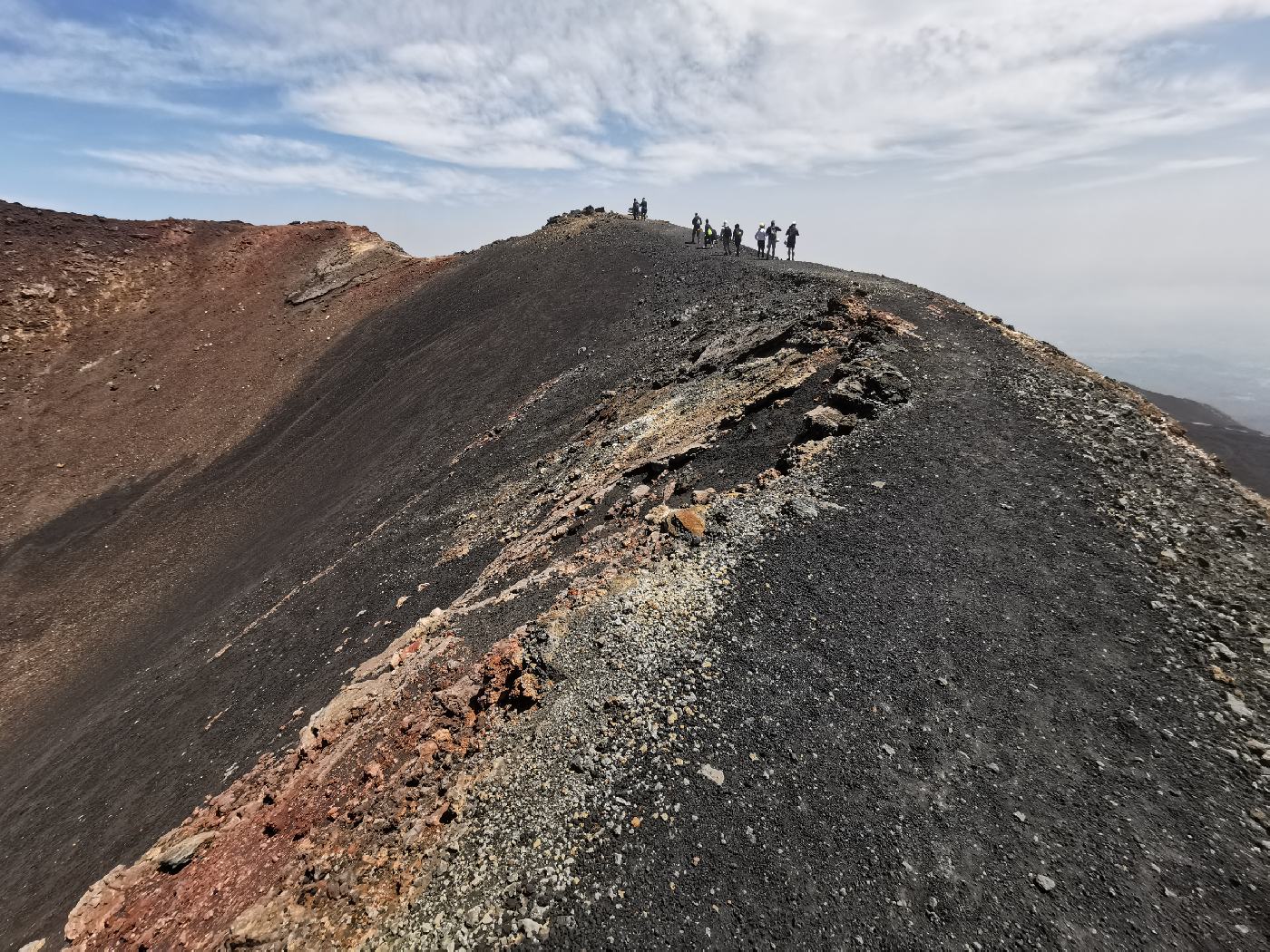 On longe le bord du cratère, avec un vent terrible