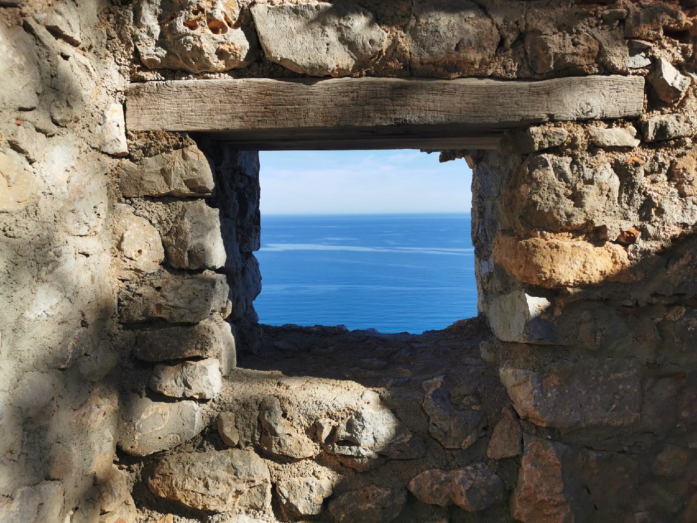 Fenêtre vu sur mer bleu