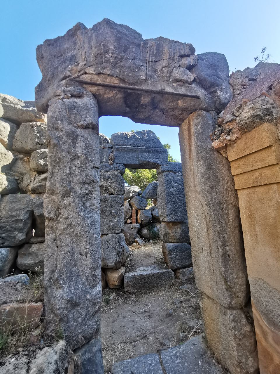 Porte en bloc de roche du temple de Diana