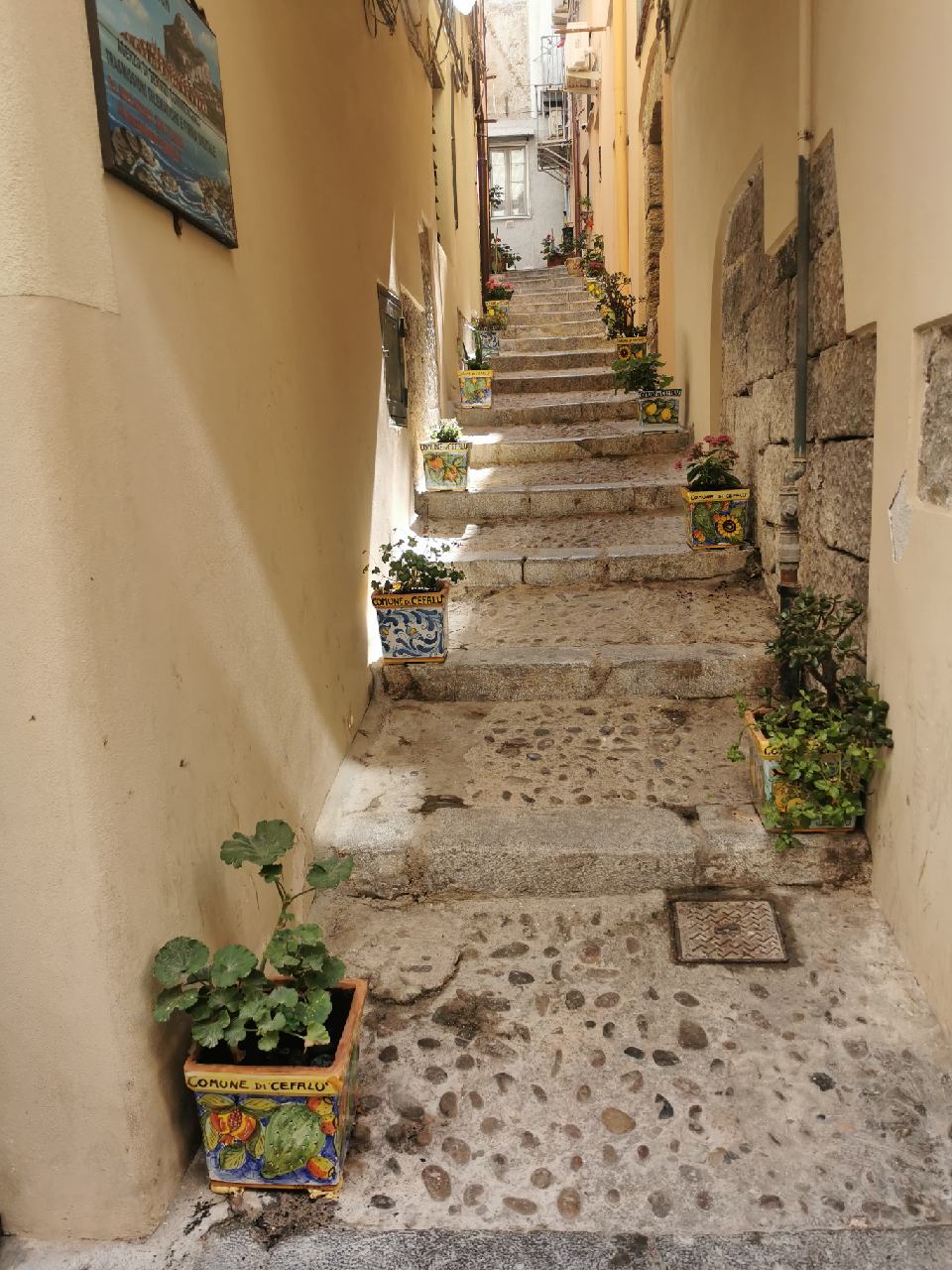 La ville est toute en relief, et toute décorée