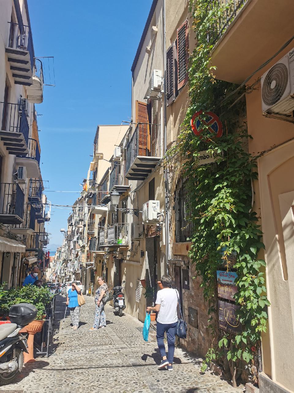 Les rues d'habitations avec le linge, entre les 2 grandes axes de la vieille ville