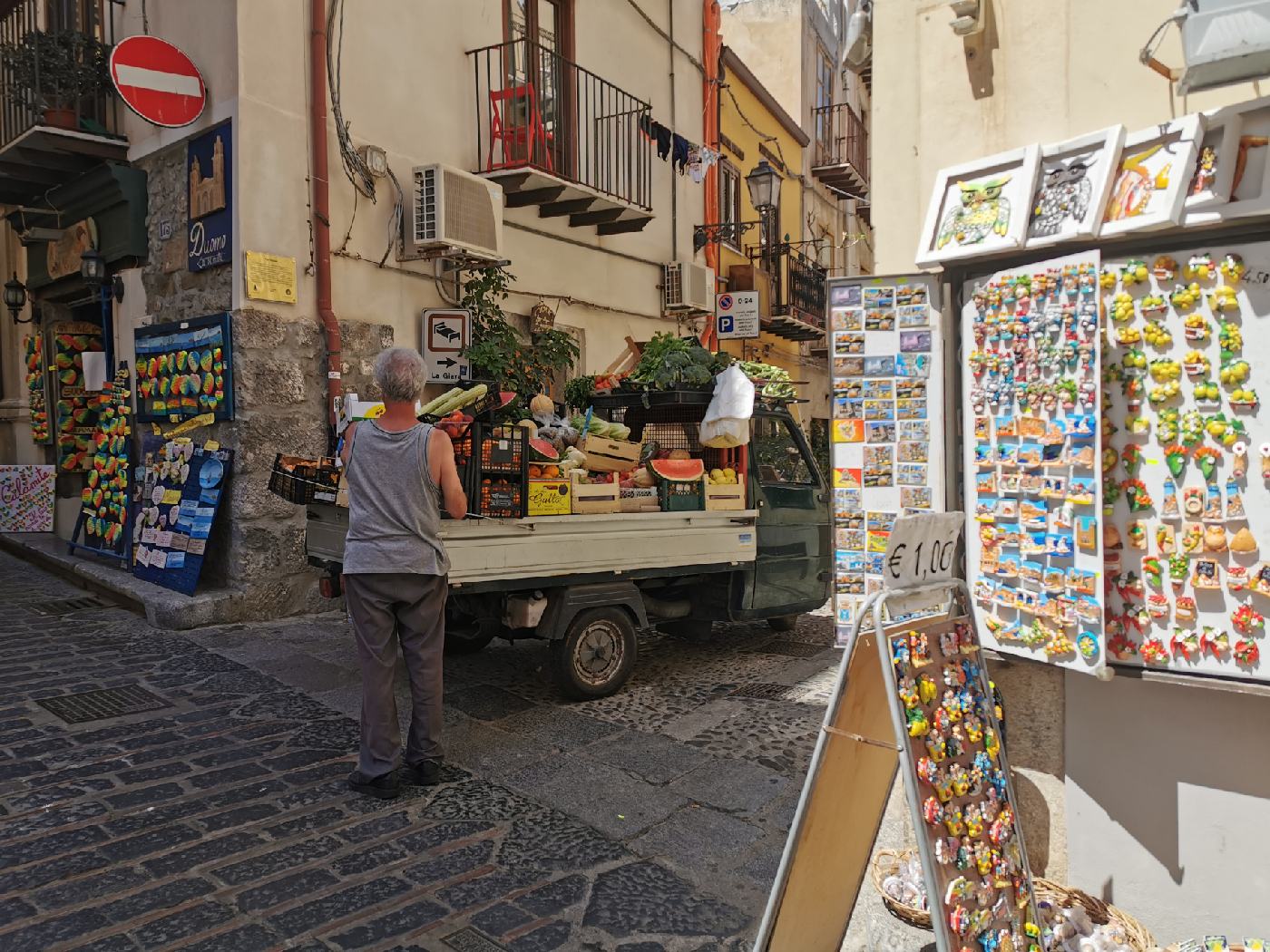 Un marchand de fruit et légume ambulaaUn marchand de fruits et légumes ambulantnt