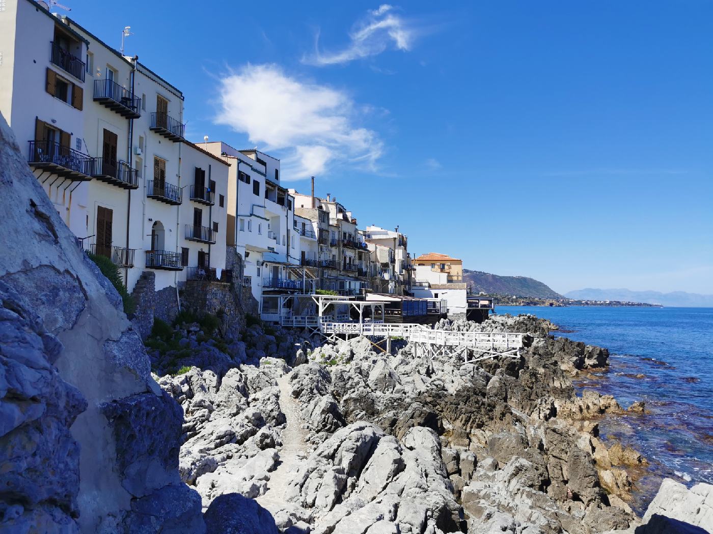 Les maison et restaurant le long de la mer