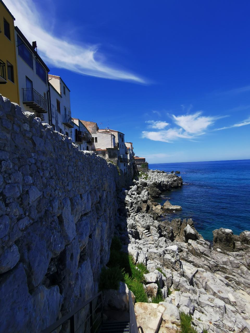 Les maison et terrasse le long de la mer