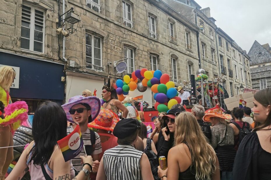 Ballons multi-colores sur un char