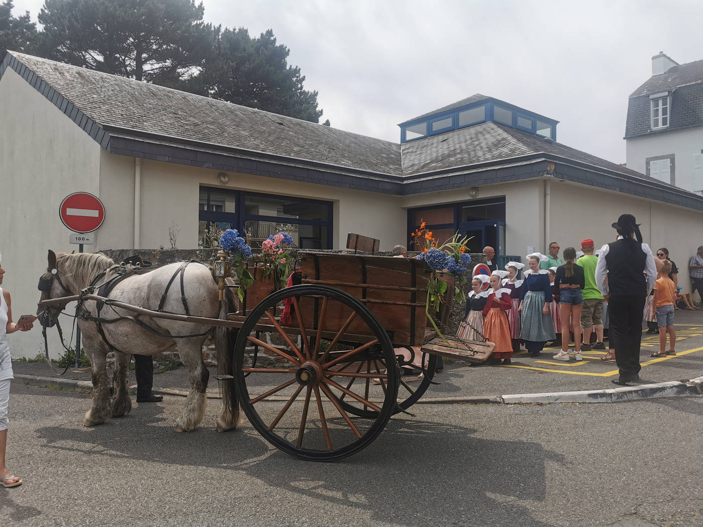 L'arrivé à l'école pour la cérémonie de Mariage.