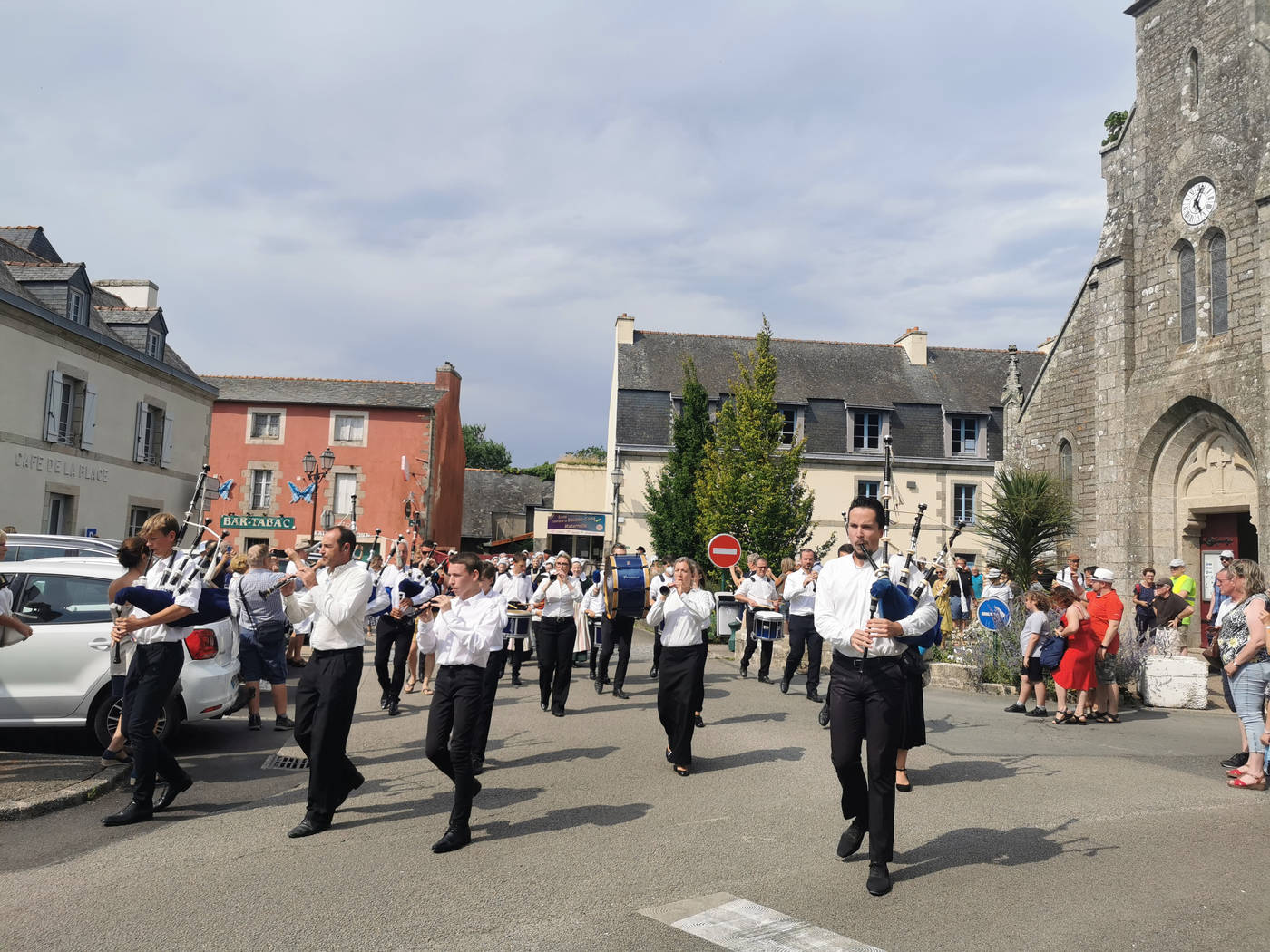 Le Bagad devant l'église de Beuzec-Conq