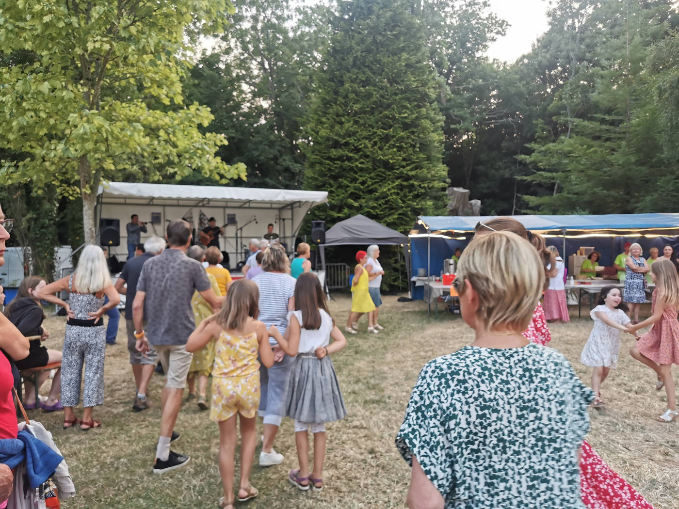 Danseurs avec le groupe de musique Pollen