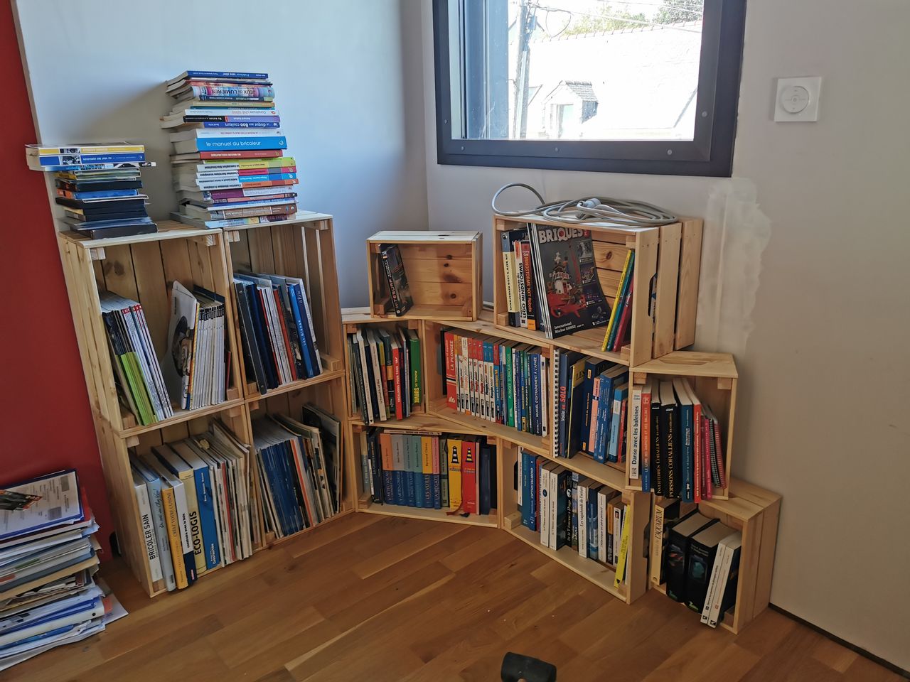 Bibliothèque en caisse de bois sur le palier