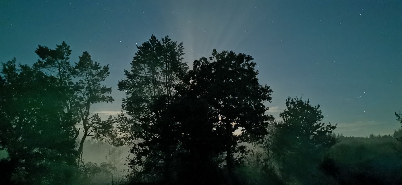 Jolie contre-jour de lune dans la nuit