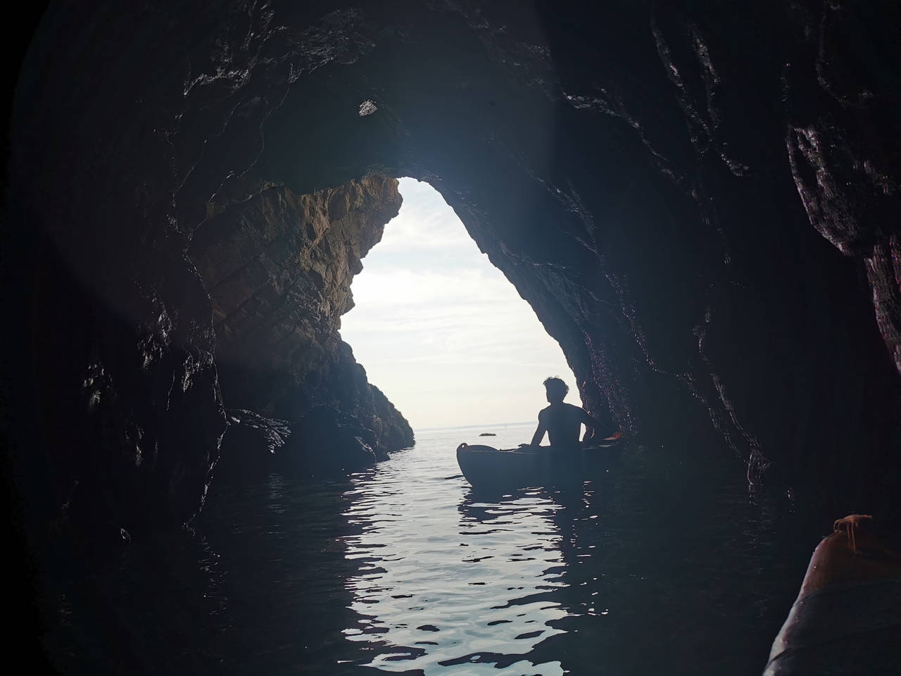 Goulven en ombre depuis le fond d'une grotte