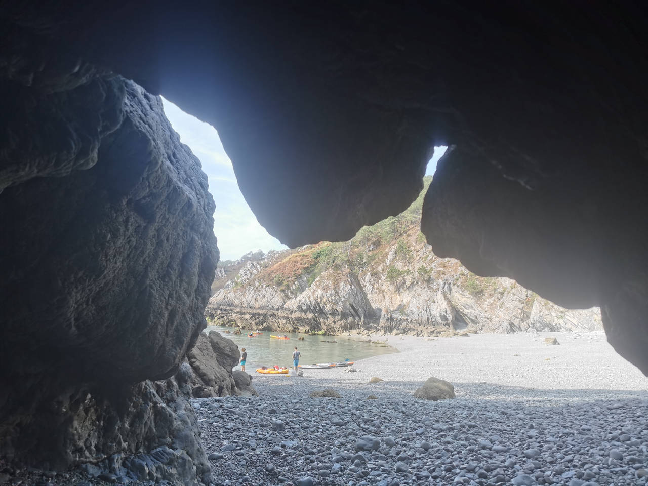 Un petit trou dans la plage de galets