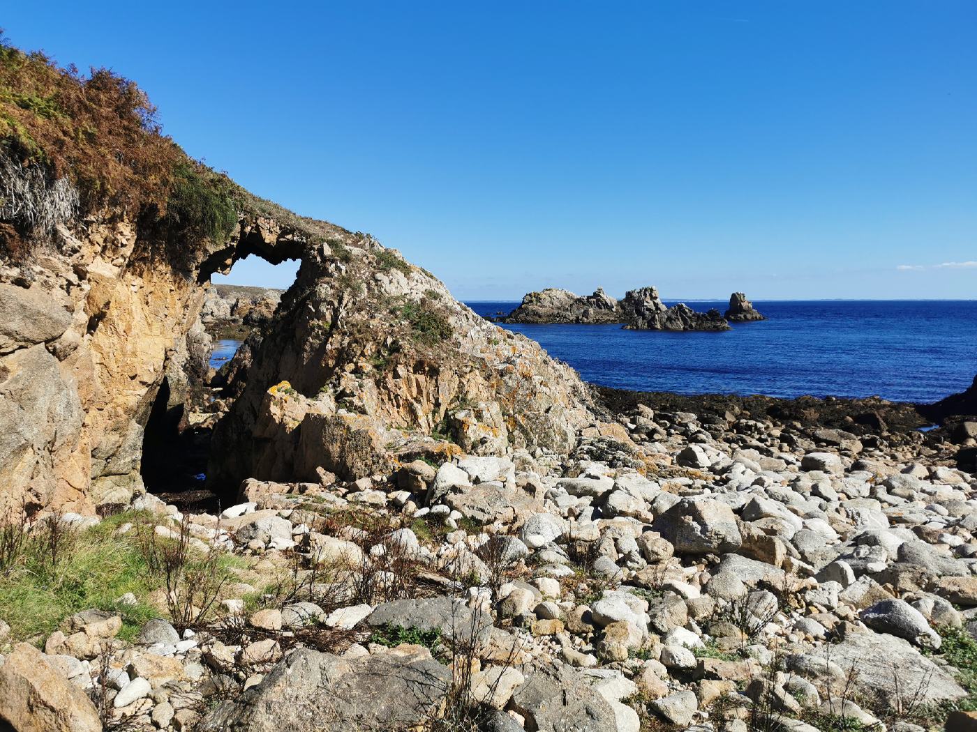 Encore une roche percé sur une plage