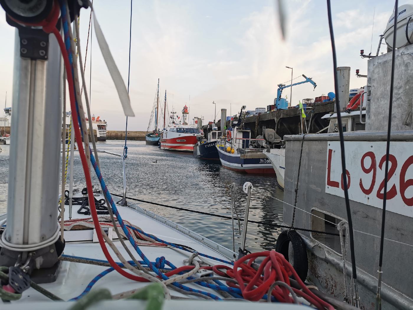 Le port est en travaux, on est à couple de la barge des champs de moules