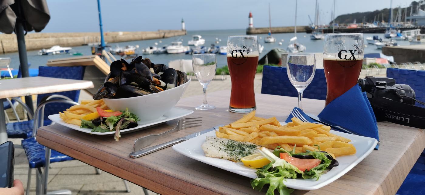 Petit resto en terrasse sous le reste de soleil