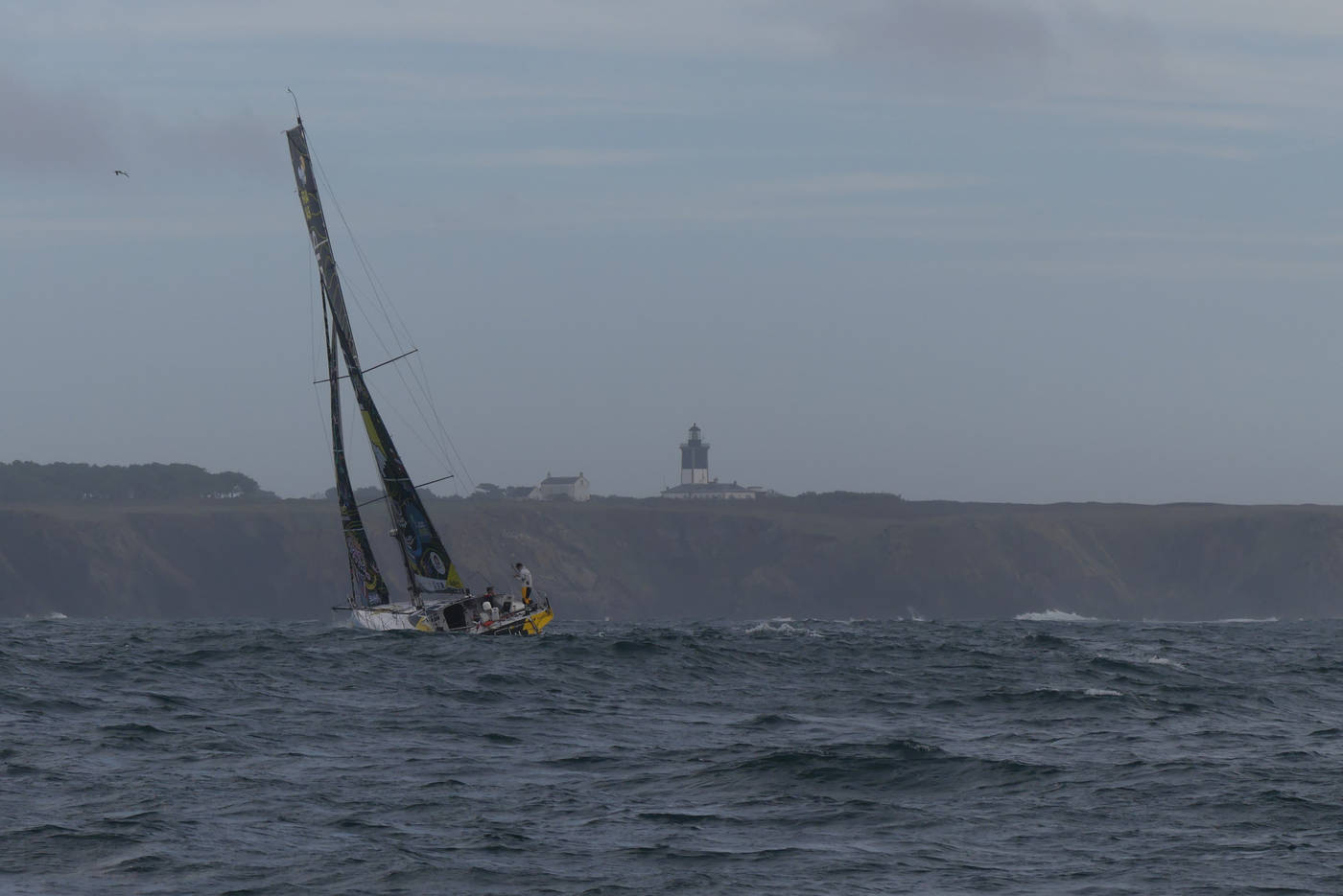 Class 40 devant Groix