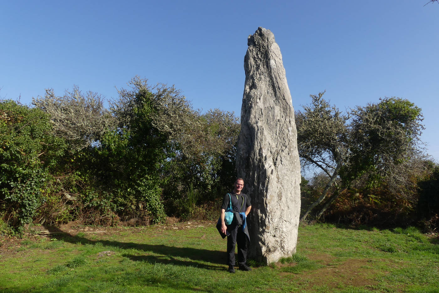Bertrand à coté du menhir