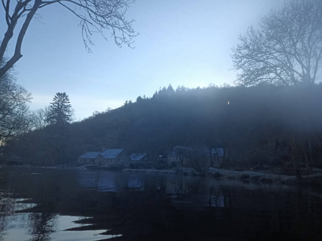 Tiens, quelques maisons isolées