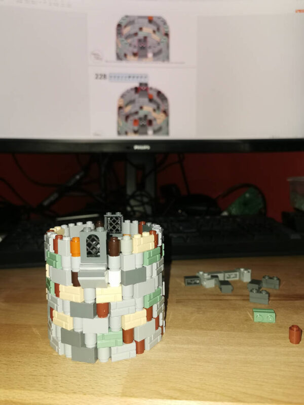 Une tour de moulin selon un modèle Rebrickable