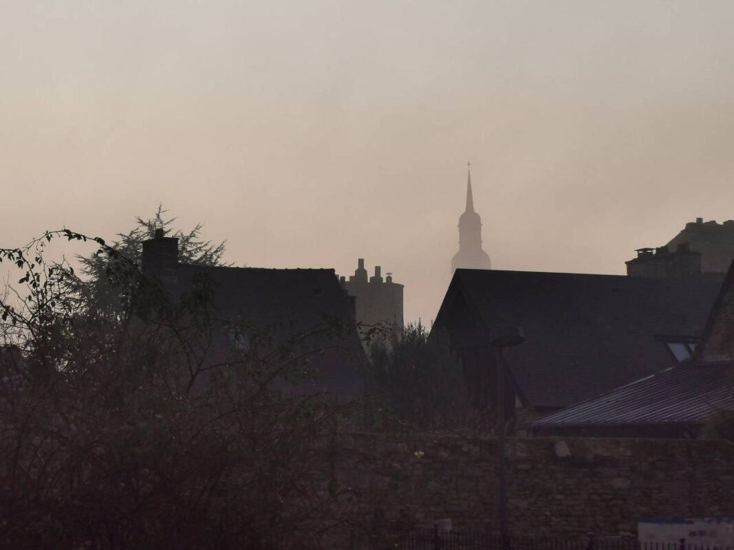 Dinan dans la brume