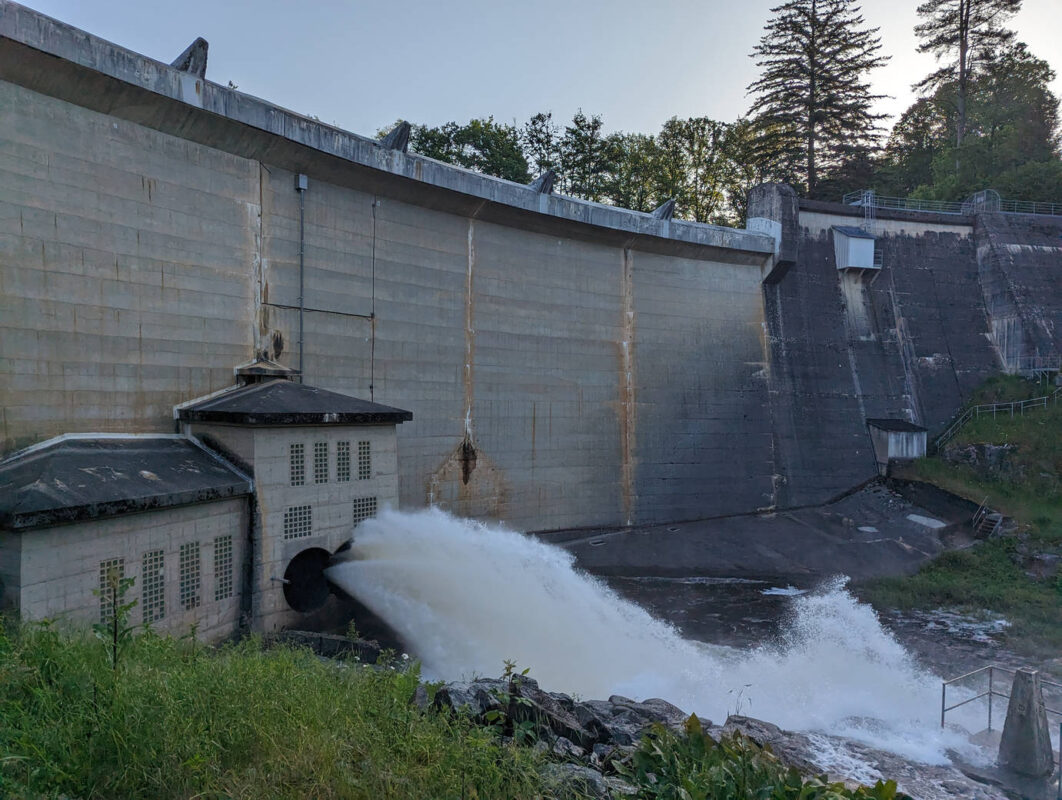 Le lâché d'eau du barrage