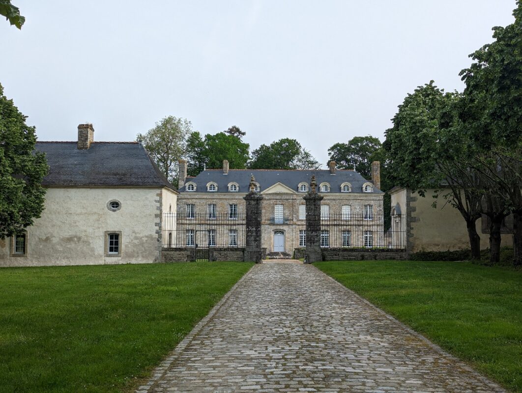 Un manoir derrière une grilles et un mur de 3m !