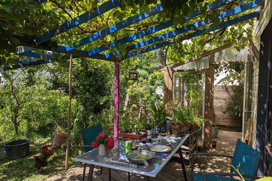 La table sous la tonnelle