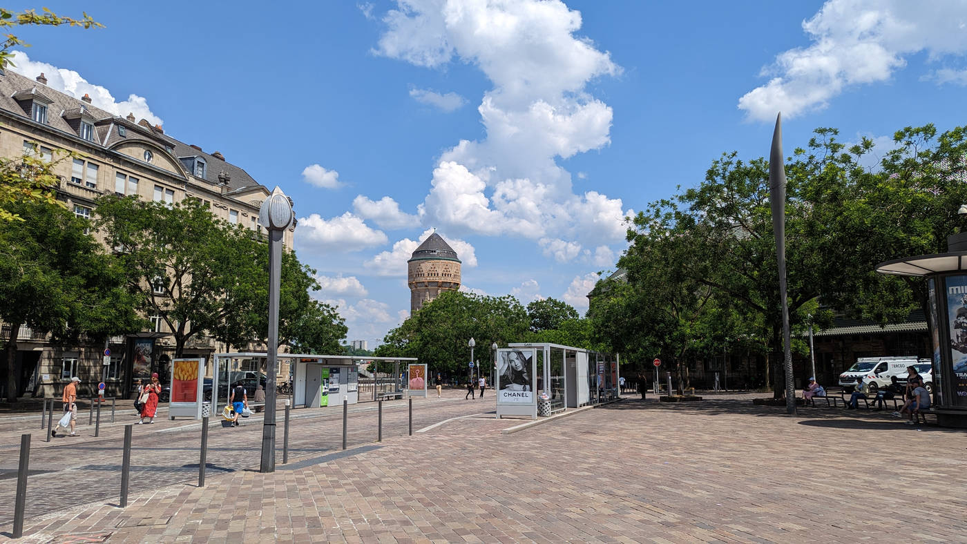 Une tour à coté de la gare