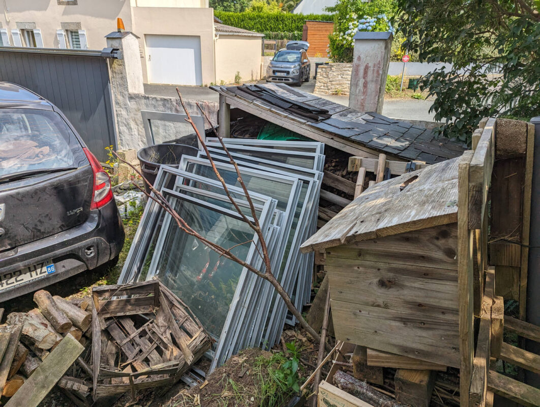 Y4a un peu de rangement à faire coté parking